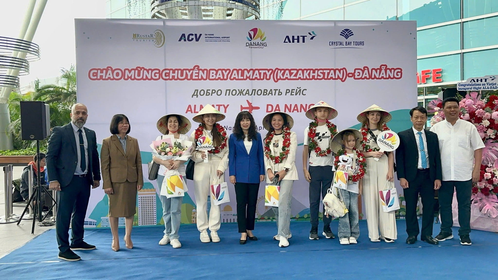 [Hình ảnh của Những du khách đầu tiên từ Almaty đến Đà Nẵng]